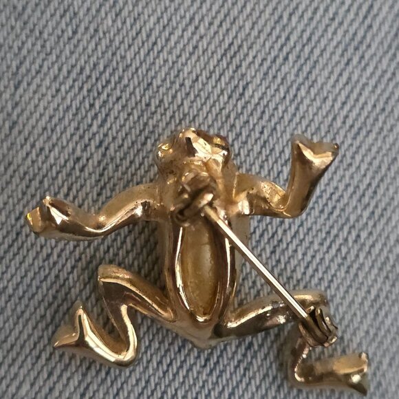 Goldtone Frog Brooch With Pearl Belly & Red Rhinestone Eye - Picture 2 of 6